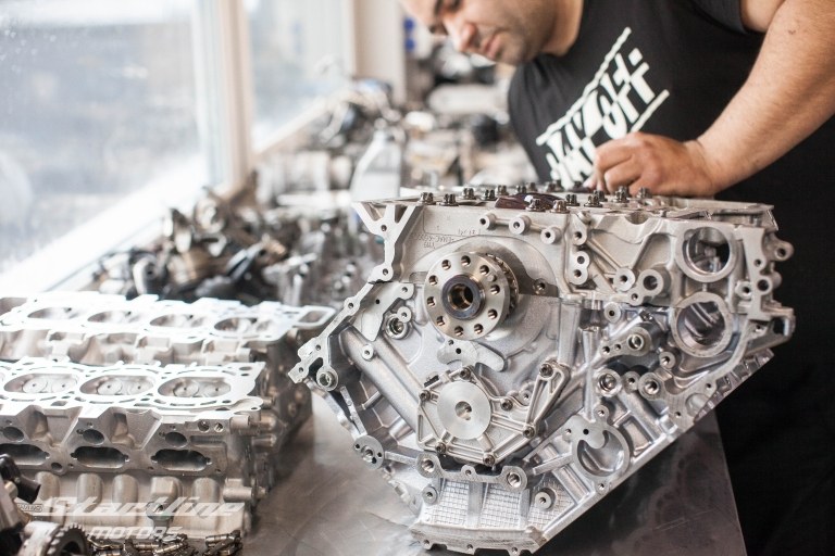 Startline specialistas surenka automobilio variklį