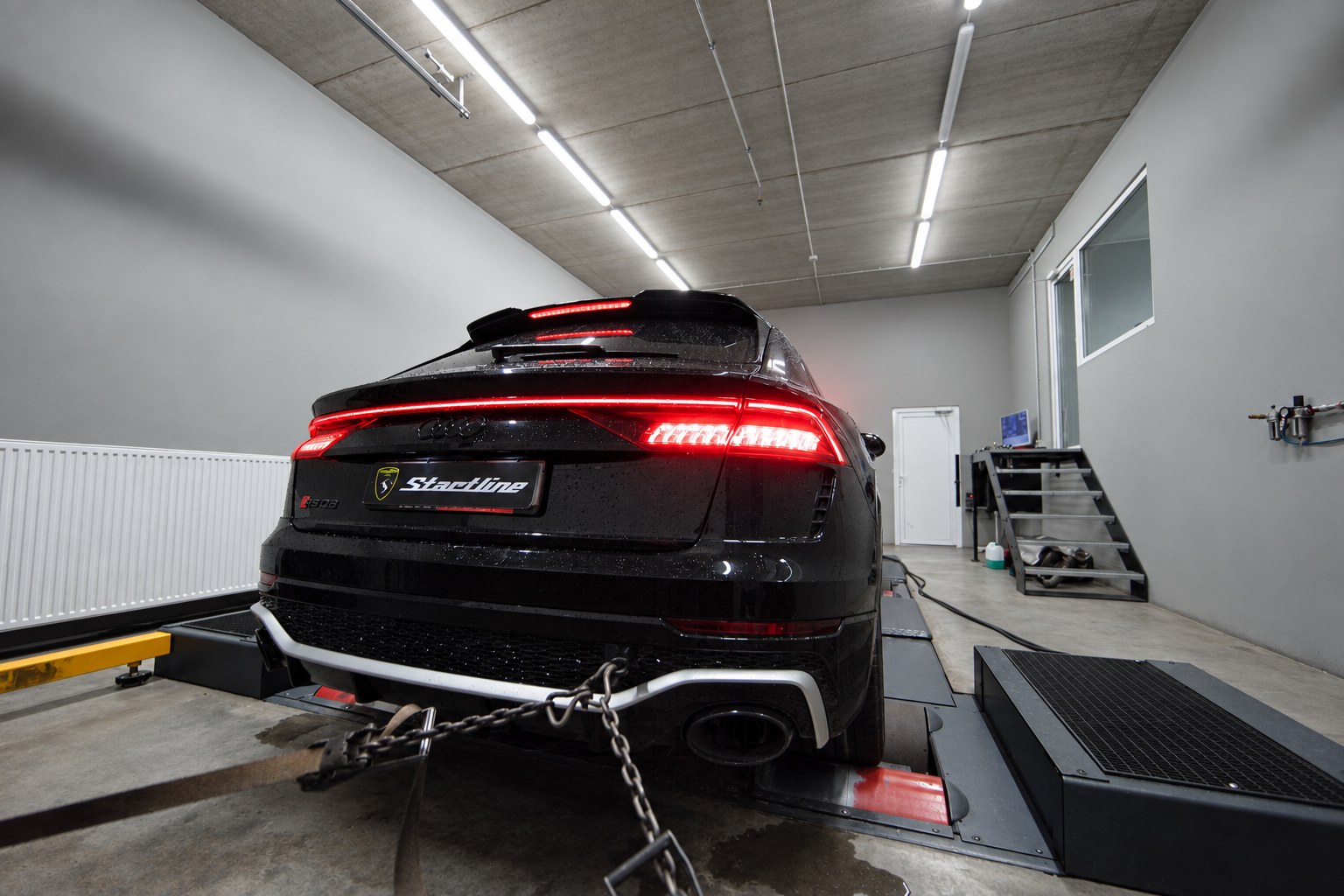 Juodas Audi RS Q8 iš galo ant Startline galios matavimo stendo