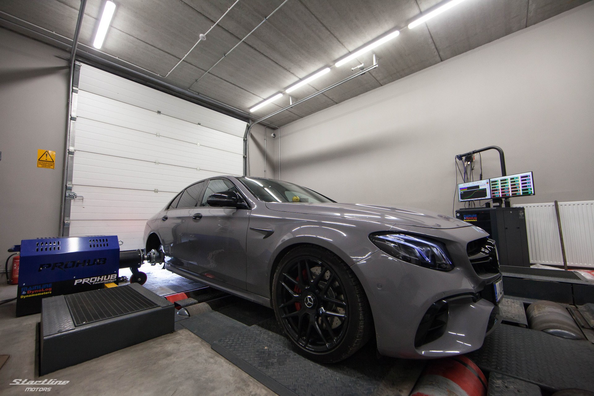 Mercedes-AMG E63 S iš priekio kampu ant Startline Mainline ProHub stendo