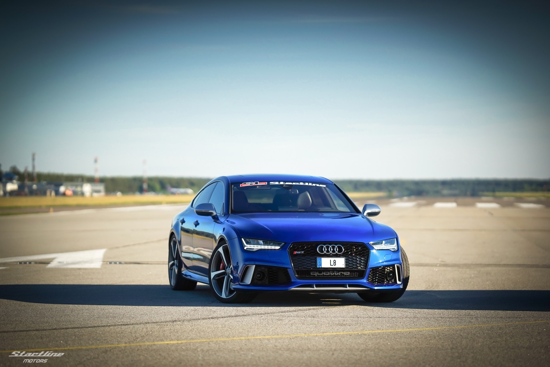 Mėlynas Audi RS7 Startline projekte lenktynių trasoje
